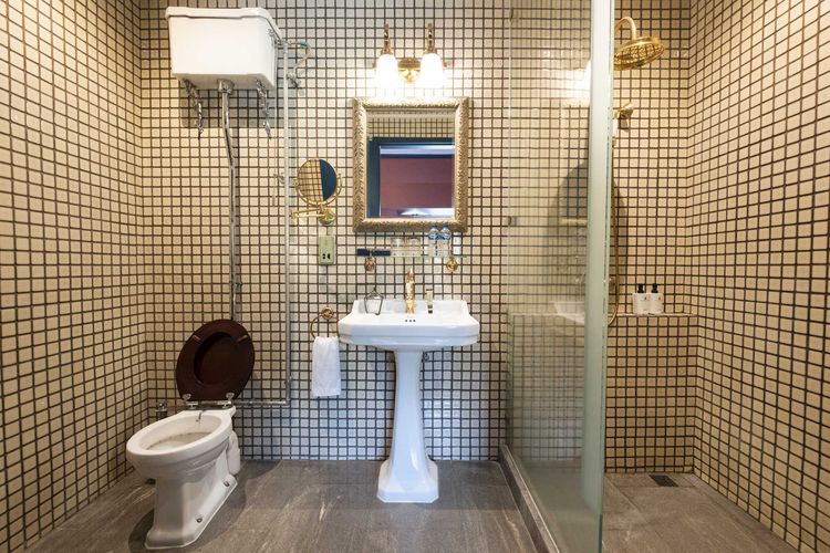 Burlington porcelain sink and pedestal di kamar mandi The Gunawarman menghadirkan nuansa Eropa yang sederhana, hangat, dan berkarakter memberi kesan elegan yang klasik.