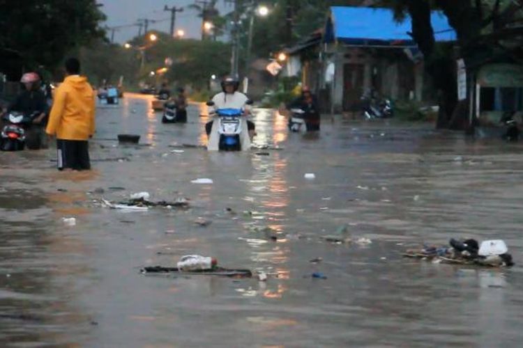 Banjir hebat menerjang jalan utama Kanci, Kecamatan Astanajapura, Kabupaten Cirebon, Jawa Barat, Selasa (15/2/2017). Sungai Ciamis diduga tak kuat menahan derasnya kiriman air wilayah hulu hingga membuat tanggul sungai jebol. Banjir memutuskan akses utama, dan merendam ribuan rumah warga.