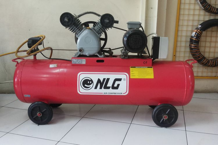 Tabung kompresor untuk memproduksi nitrogen di salah satu outlet penjualan ban yang melayani pengisian ban dengan nitrogen di Depok, Kamis (8/2/2018).