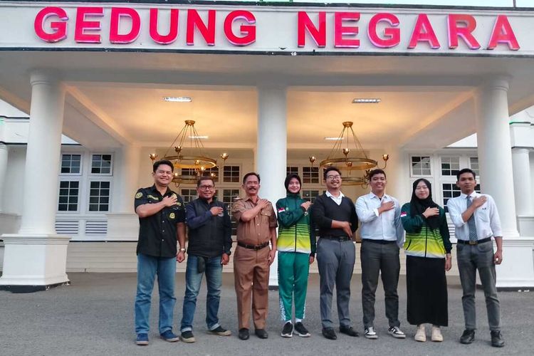 Sofia Sahla foto bersama orangtuanya Tatang Suyatna, setelah menerima kabar lolos Paskibraka nasional, di Gedung Negara, Sumedang, Jabar, Senin (24/6/2024). KOMPAS.com/AAM AMINULLAH