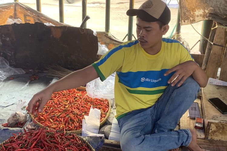 Pedagang Abdul Maulana (28) saat ditemui di Pasar Baru Bekasi, Selasa (21/11/2023). Abdul rata-rata semua harga bahan pokok melonjak dan yang paling dirasakan harga cabai rawit merah.