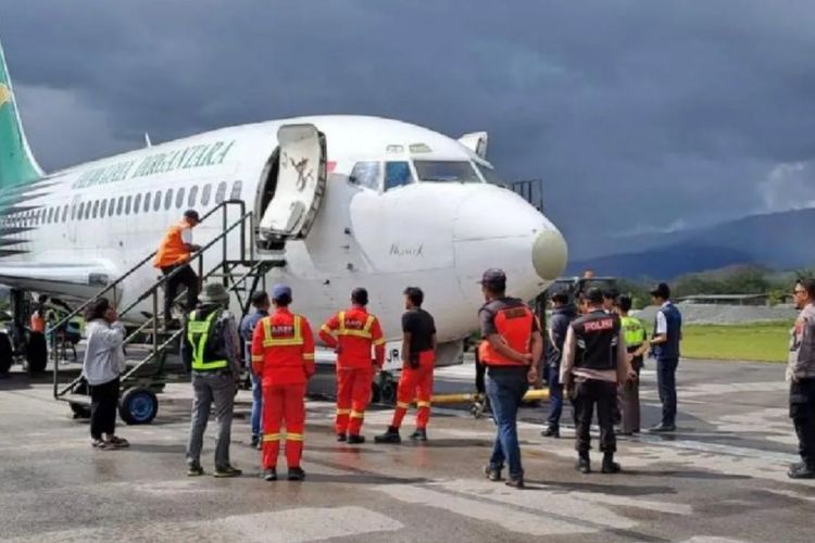Pesawat Jayawijaya Air mengalami pecah ban depan di Bandara Wamena.