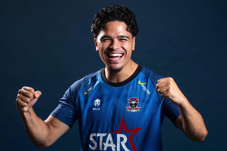 Pemain timnas Indonesia Ragnar Oratmangoen menggunakan jersey terbaru klubnya FCV Dender EH yang diproduksi oleh merek asal Indonesia, Mills Sport.