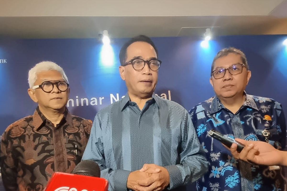 Menteri Perhubungan Budi Karya Sumadi (tengah) dan Direktur Jenderal Perkeretaapian Kementerian Perhubungan Risal Wasal (kanan) di sela acara Strategi Green Financing Sektor Transportasi untuk Daya Saing Perkeretaapian Berkeadilan di Hotel Borobudur, Jakarta, Rabu (20/9/2023).