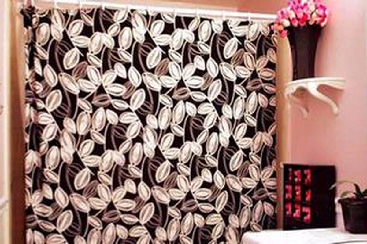 Hal pertama perlu dipertimbangkan pada sebuah kamar mandi adalah tema warna, terutama pada tirai shower. Ini penting mengingat keberadaan tirai shower sebagai focal point di ruangan ini.