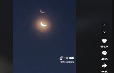 Ramai soal fenomena dua bulan sabit.
