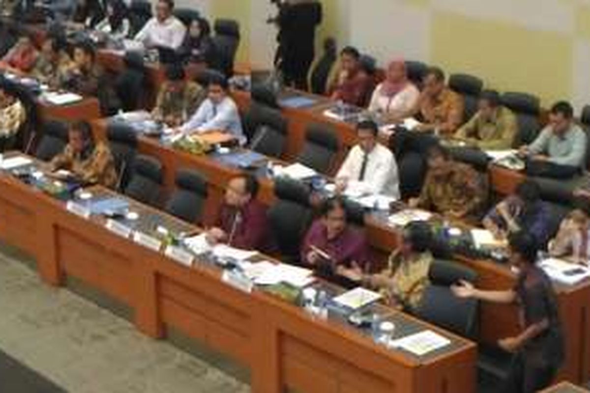 Menkeu Bambang Brodjonegoro dan Kepala Bappenas Sofyan Djalil saat rapat kerja pembahasan APBN-P 2016 dengan Banggar DPR di Gedung DPR Jakarta, Kamis (2/6/2016).