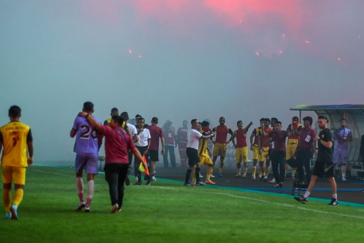 Suasana Stadion Gelora Bandung Lautan Api (GBLA) yang diselimuti asap flare usai laga Persib Bandung vs Persikabo 1973, Sabtu (15/4/2023) dalam laga pekan terakhir Liga 1 2022-2023.
