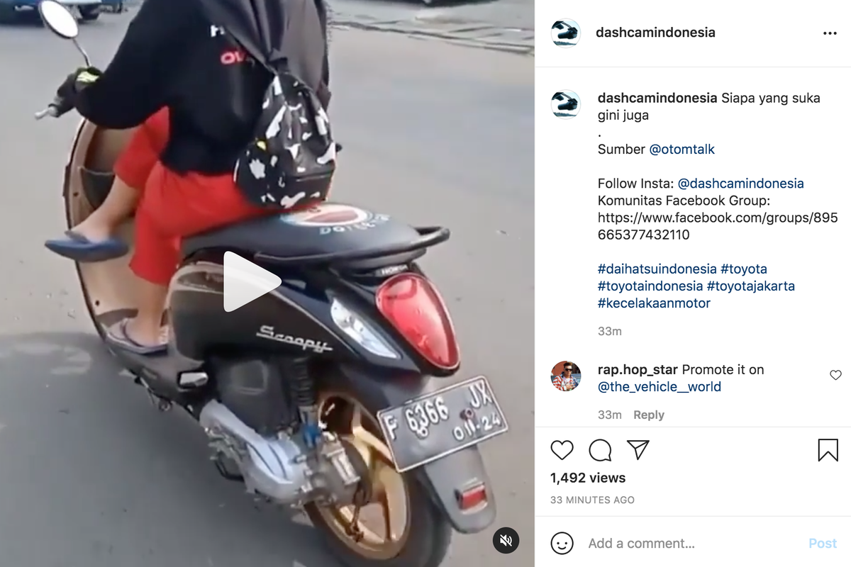 Biker menyilangkan kaki saat naik motor