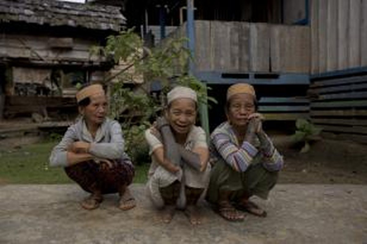 Tato di badan perempuan Suku Dayak di Desa Data Dian, Kayan Hilir, Kabupaten Malinau, Kalimantan Utara, Senin (8/12/2014). Data Dian adalah salah satu desa yang berada di perbatasan Indonesia - Malaysia. Akses menuju desa ini hanya dapat ditempuh mengunakan jalur udara.