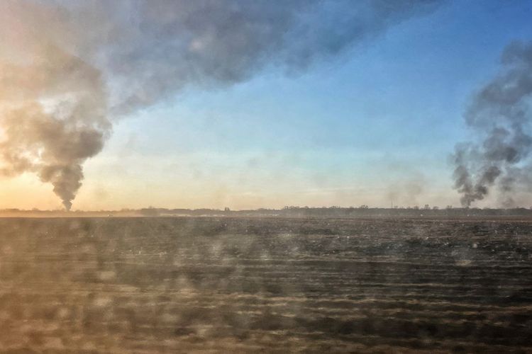 Gumpalan asap membubung di atas Kota Chernihiv di Ukraina utara belum lama ini sebagai bagian dari dampak perang Rusia-Ukraina.