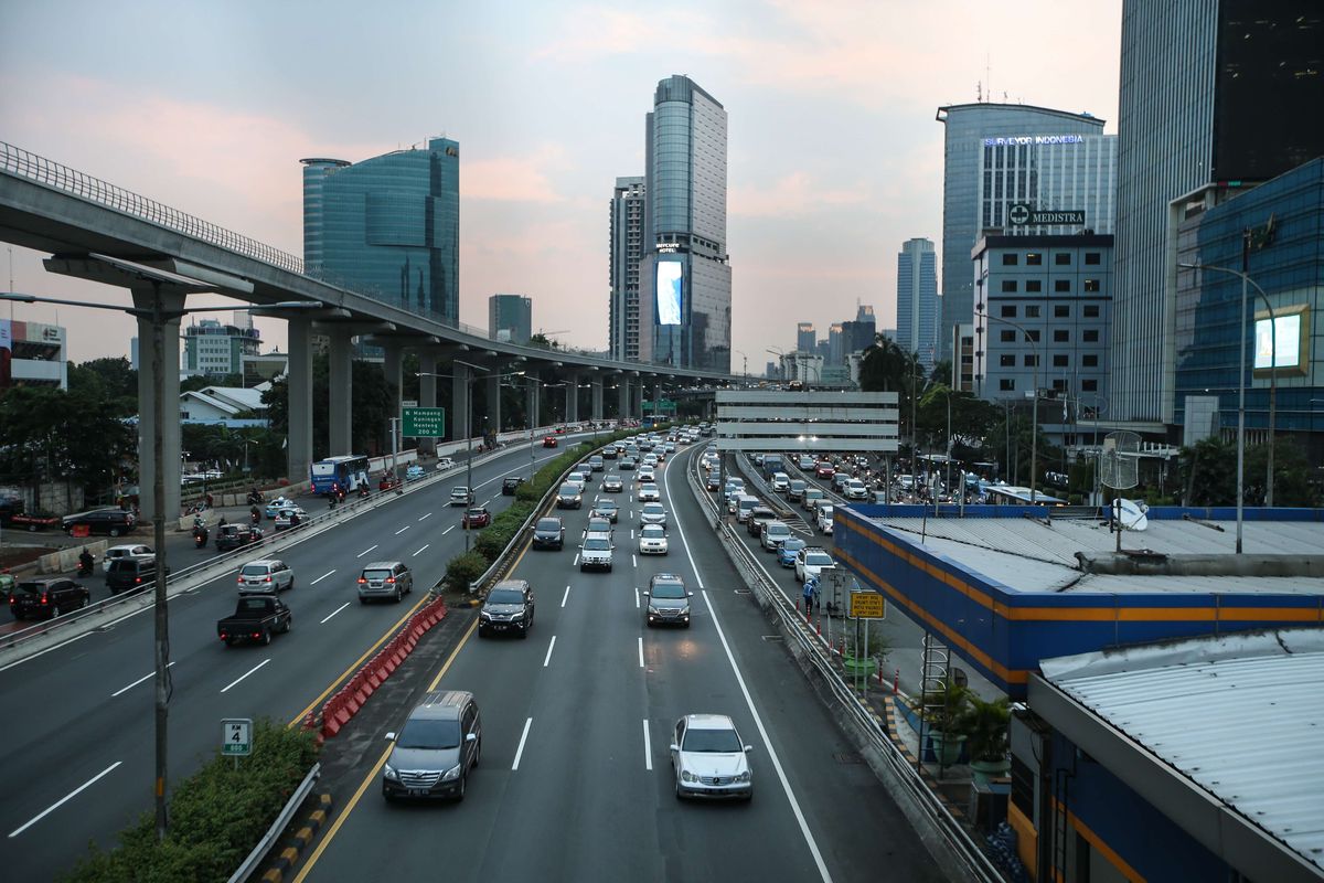 Lalu lintas kendaraan di Tol Dalam Kota Jakarta tampak padat pada jam pulang kerja di hari ketiga pemberlakuan pembatasan sosial berskala besar (PSBB) tahap dua, Rabu (16/9/2020). Pembatasan kendaraan bermotor melalui skema ganjil genap di berbagai ruas Ibu Kota resmi dicabut selama PSBB tahap dua.