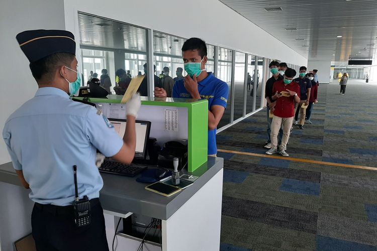 Penumpang di Bandara Internasional Jenderal Ahmad Yani Semarang
