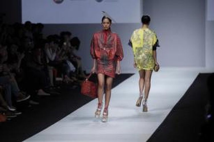 Model memperagakan busana karya Billy Tjong dalam acara Jakarta Fashion Week 2015, di Senayan City, Jakarta, Sabtu (1/11/2014). Acara yang berlangsung selama satu pekan ini akan menghadirkan beragam karya busana dari desainer dalam dan luar negeri sebagai referensi tren mode pada 2015.