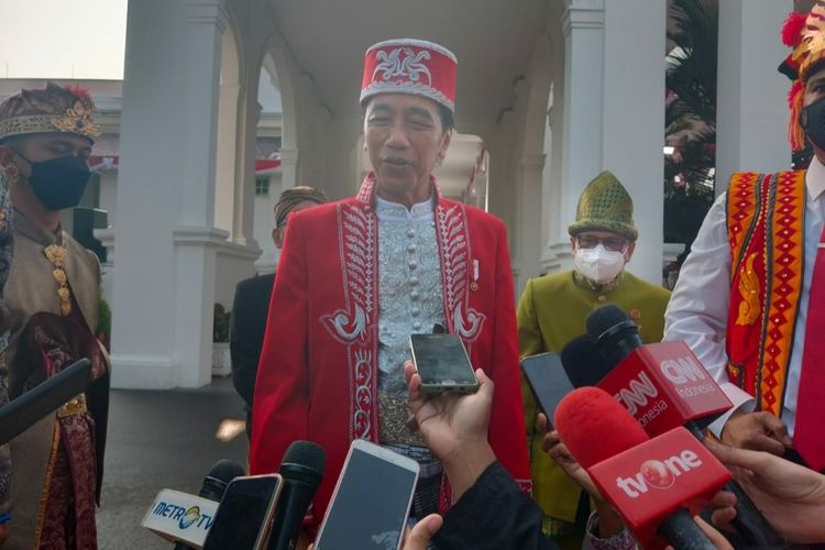 Presiden Joko Widodo yang memakai baju adat dari Buton, Sulawesi Tenggara saat menghadiri upacara peringatan HUT ke-77 RI, di Istana Merdeka, Rabu (17/8/2022).