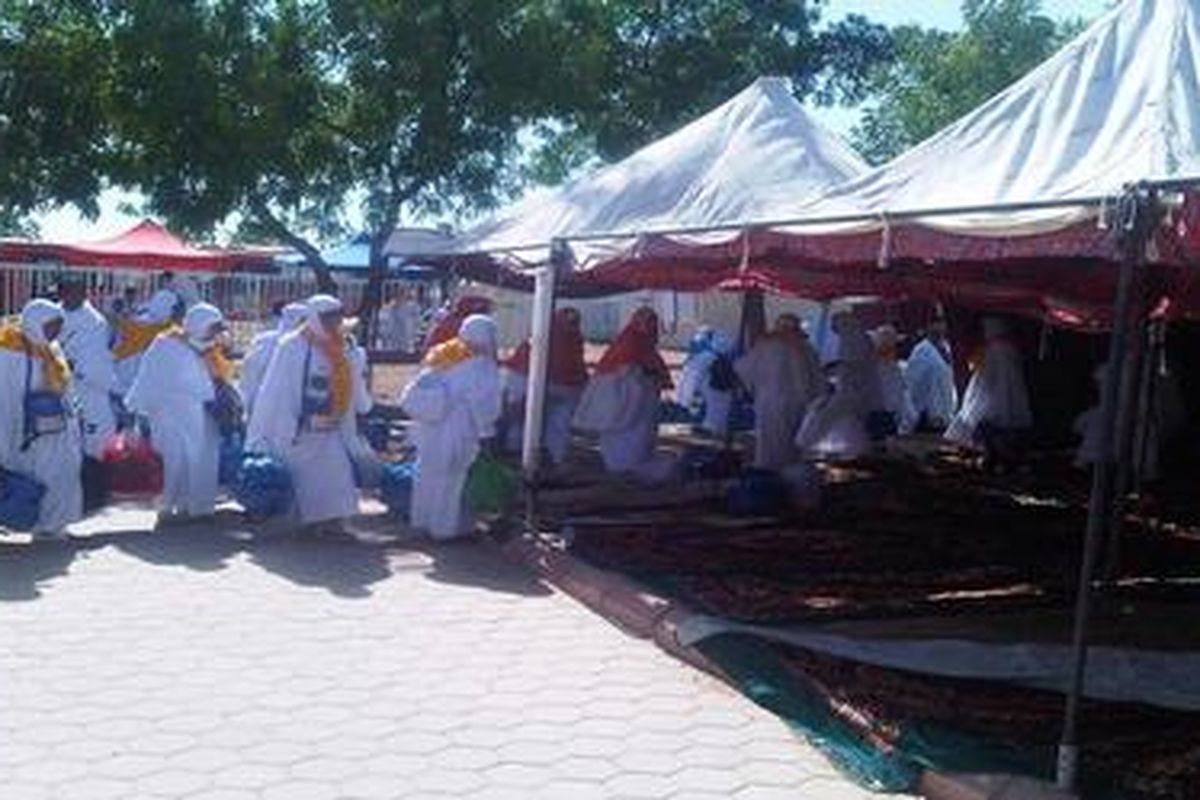 Rombongan jemaah haji Indonesia menuju tenda di Padang Arafah, Jumat (4/11/2011). Jemaah akan menginap di tenda-tenda untuk melaksanakan wukuf pada hari Sabtu.  