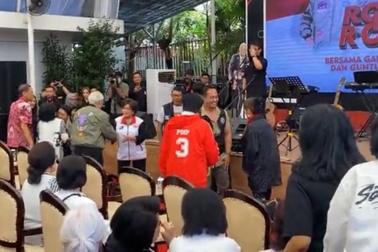 Istri mantan Kepala BIN AM Hendropriyono, Tati Hendropriyono (baju putih merah bertuliskan 3) menyalami hadirin di Rumah Aspirasi TKRPP Ganjar-Mahfud, Jalan Diponegoro, Menteng, Jakarta, Senin (29/1/2024).