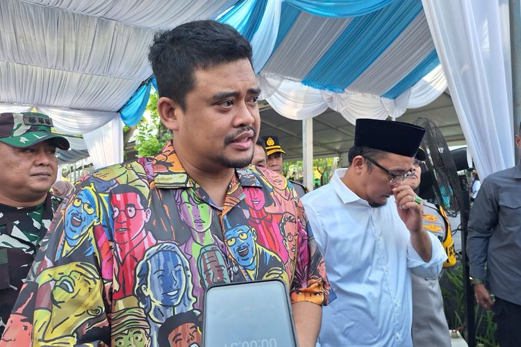 Wali Kota Medan, Bobby Nasution saat diwawancarai wartawan di Masjid Raya Medan, Minggu (7/4/2024)