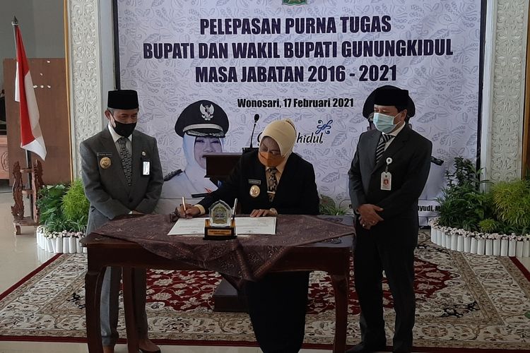 Badingah Menandatangani Berita Acara Serah Terima Jabatan Rabu (17/2/2021)