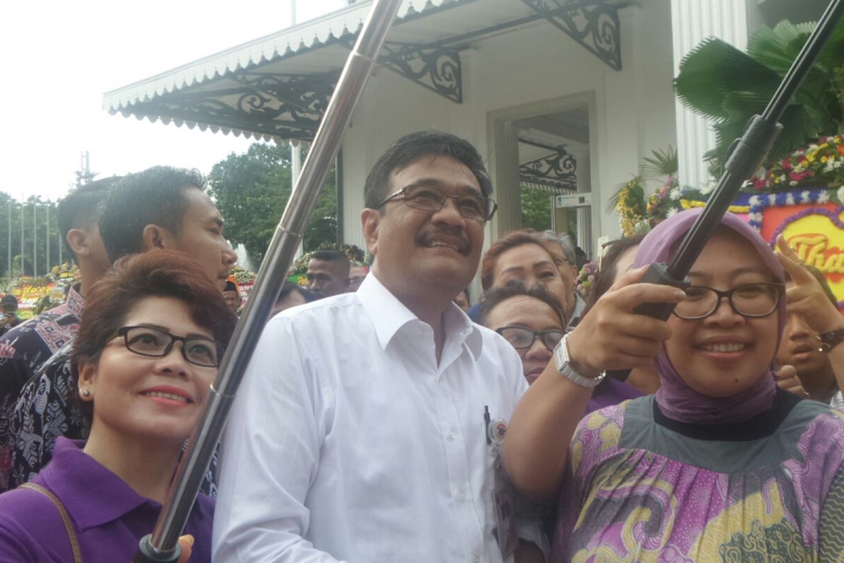 Wakil Gubernur DKI Jakarta Djarot Saiful Hidayat bersama para pendukungnya di Balai Kota DKI, Rabu (26/4/2017). 