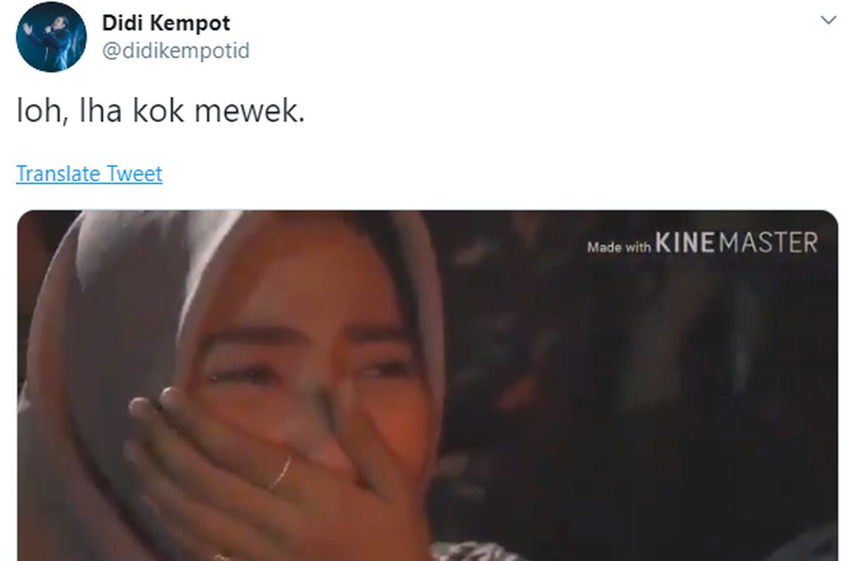 Seorang perempuan terlihat menangis menghayati lirik lagu Cidra yang dibawakan oleh penyanyi campursari Didi Kempot. Perempuan ini juga mendapat respons Didi Kempot di akun Twitternya, @didikempotid. 