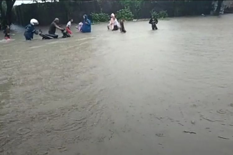 Selama tiga hari diguyur hujan lebat, Kota Makassar dilanda banjir hingga ketinggian 1 meter di jalan raya maupun di kawasan pemukiman penduduk. Bahkan, waduk hingga kanal yang berada di tengah kota meluap.