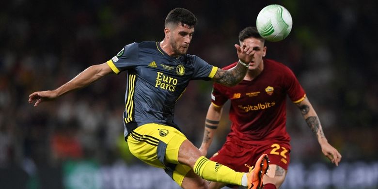 AS Roma berniat untuk memboyong Marcos Senesi ke Stadio Olimpico. Foto ini diambil ketika Marcos Senesi (Kiri) masih membela Feyenoord. (Photo by OZAN KOSE / AFP)