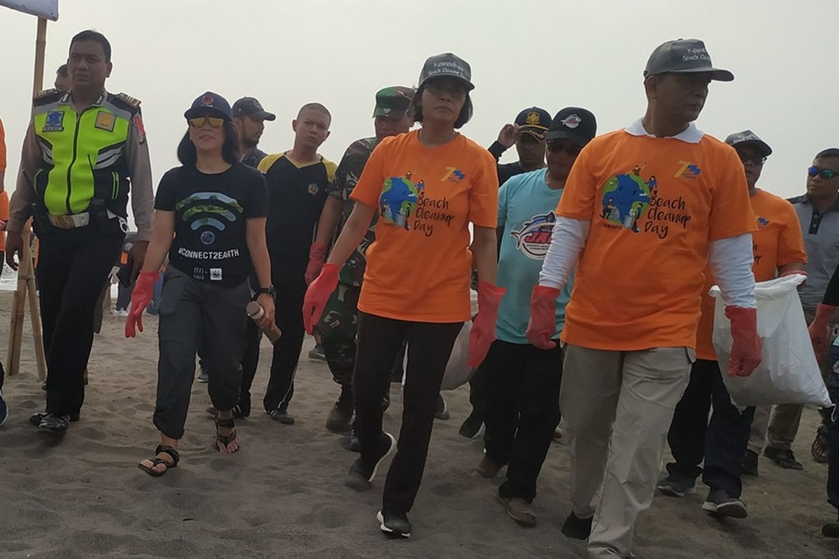 Kementerian Keuangan (Kemenkeu) menyelenggarakan kegiatan bersih-bersih di Pantai Tanjung Pasir, Desa Tanjung Pasir, Kecamatan Teluk Naga, Kabupaten Tangerang, Banten, Jumat (11/10/2019).