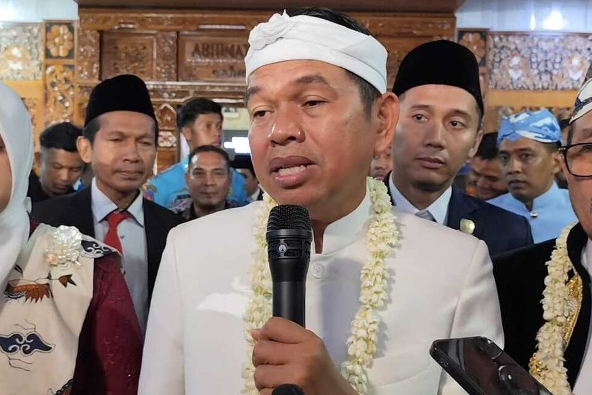 Gubernur Jawa Barat Dedi Mulyadi memberikan keterangan usai menghadiri sudah paripurna Hari Ulang Tahun Kabupaten Cirebon ke 543 di Gedung DPRD kepada Kompas.com pada Senin (21/4/2025) siang.