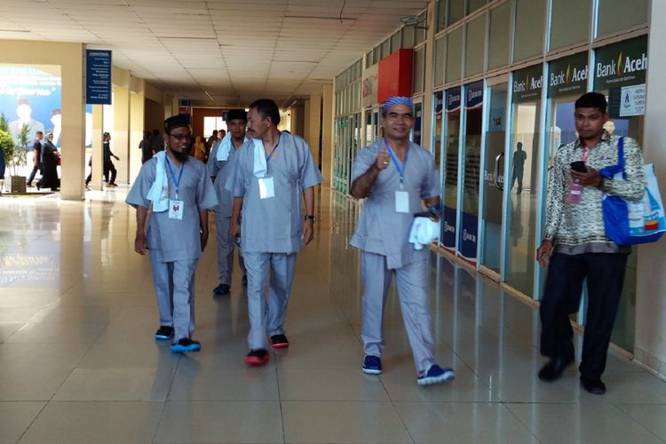 Bakal calon kepala dan wakil kepala daerah dari tiga kabupaten/kota di Aceh terlihat santai menjalani tes kesehatan sebagai syarat menjadi kontestan pada pilkada serentak 2018 di Rumah Sakit Umum Daerah Zainoel Abidin Banda Aceh.