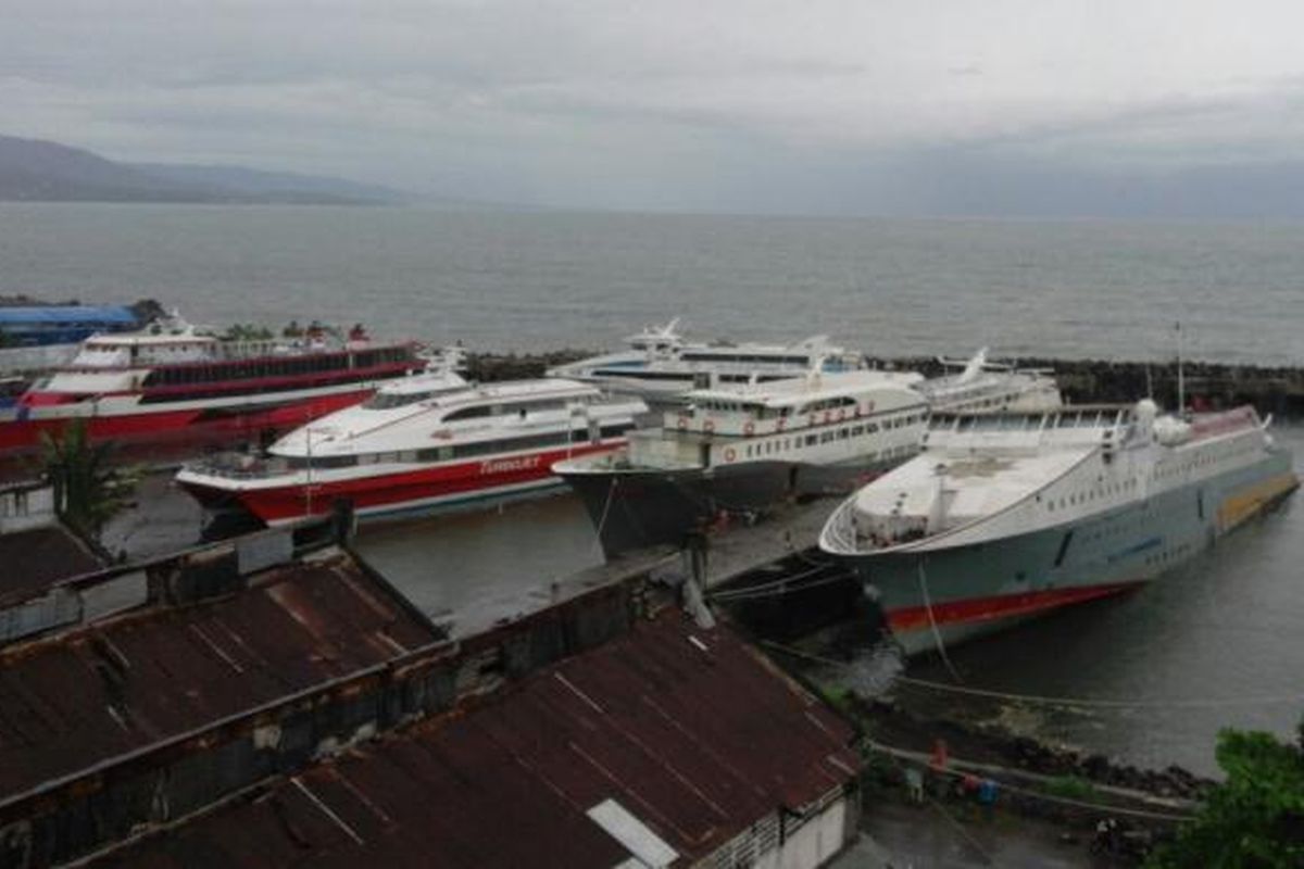 Pelabuhan Manado adalah akses utama menuju ke berbagai kepulauan di Sulawesi Utara. Selain itu dari pelabuhan di Manado juga terdapat kapal yang menuju ke Maluku Utara.