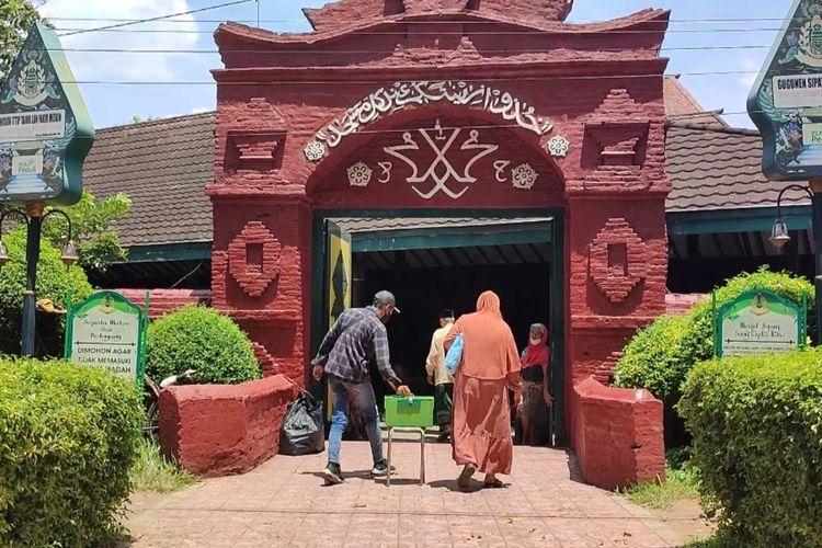 Sejumlah warga dari berbagai latar belakang masuk dan melakukan ibadah di Masjid Agung Sang Cipta Rasa di Komplek Keraton Kasepuhan Kota Cirebon Jawa Barat, Jumat (25/3/2023).