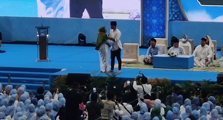 Momen Gibran Setop Sambutannya dan Ladeni Ibu-ibu yang Naik ke Panggung...