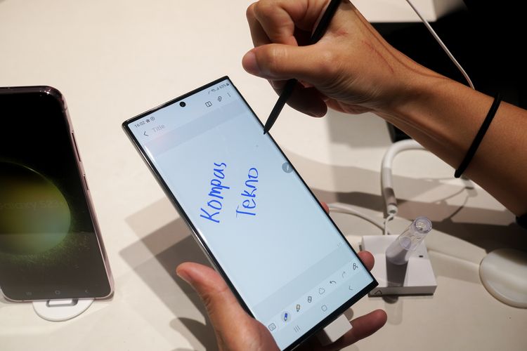 Samsung Galaxy S23 Ultra dilengkapi stylus S Pen dengan latensi 2,8 ms serta baterai 5.000 mAh.