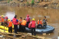 Polisi Gelar Simulasi Penyelamatan Warga dari Banjir di Kampung Pulo