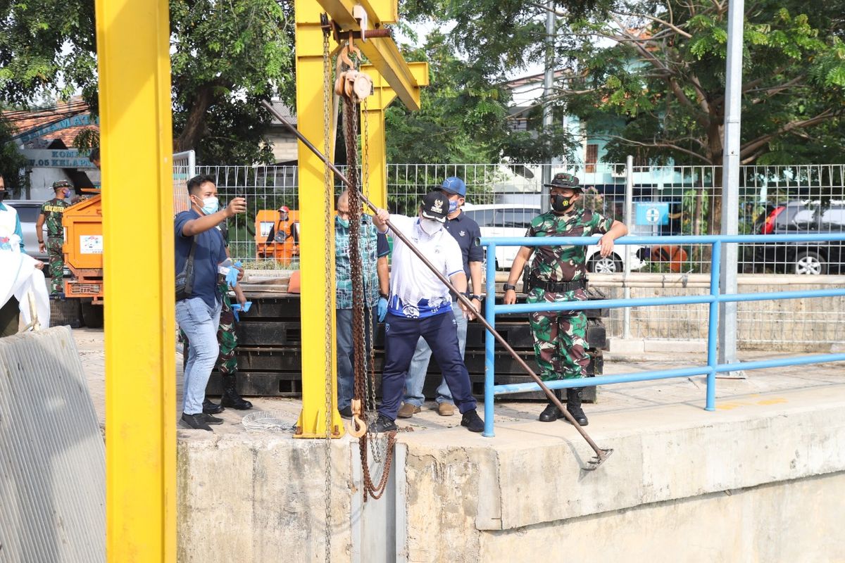 Pemerintah Kota Administrasi Jakarta Utara bersama Puspomal TNI AL melaksanakan Gerebek Lumpur di Sungai BGR, Kelapa Gading, Minggu (27/9). 