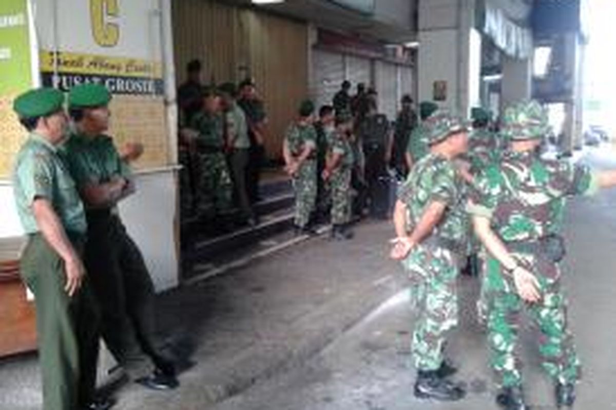 Sejumlah personel TNI diterjunkan di Jalan Kebon Jati, Pasar Tanah Abang, Jakarta Pusat, Minggu (11/8/2013) pagi. Kehadiran tentara itu dimaksudkan untuk membantu lancarnya proses penertiban pedagang kaki lima di kawasan tersebut.