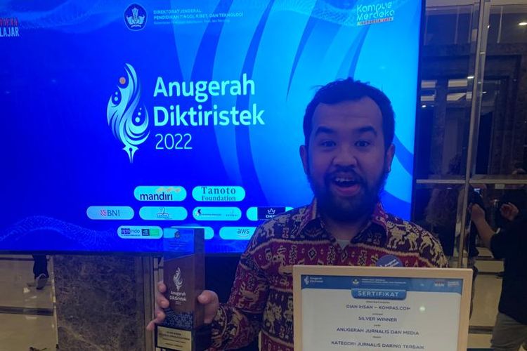 Jurnalis Kompas.com, Dian Ihsan meraih penghargaan Anugerah Diktiristek 2022 di The Sultan Hotels Jakarta, pada Kamis (15/12/2022) malam.