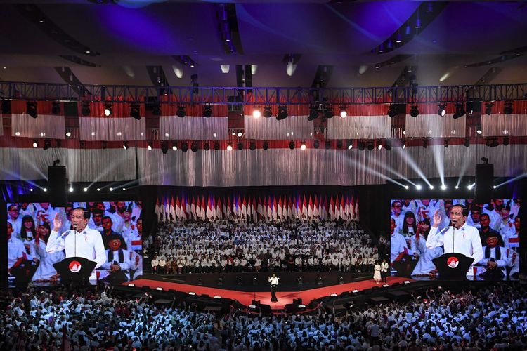 Presiden terpilih Joko Widodo menyampaikan pidato pada Visi Indonesia di Sentul International Convention Center, Bogor, Jawa Barat Minggu (14/7/2019). Joko Widodo menyampaikan visi untuk membangun Indonesia di periode kedua pemerintahannya diantaranya pembangunan infrastruktur, pembangunan sumber daya manusia, investasi, reformasi birokrasi dan efektifitas serta efisiensi alokasi dan penggunan APBN.