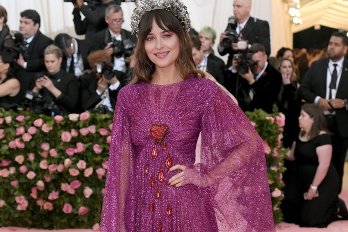 Artis peran Dakota Johnson menghadiri perhelatan Met Gala Celebrating Camp: Notes on Fashion di Metropolitan Museum of Art, New York City, pada 6 Mei 2019. 