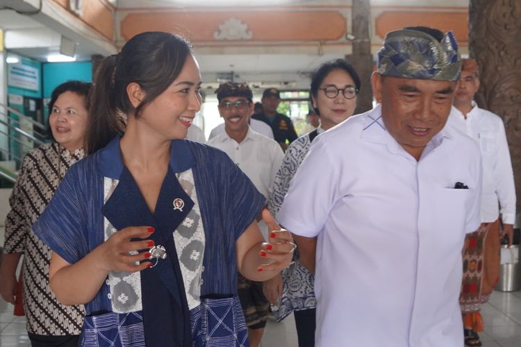 Wamenpar Ni Luh Puspa bersama Bupati Jembrana I Nengah Tamba mengunjungi Museum Gilimanuk dan Pelabuhan Gilimanuk di Kabupaten Jembrana, Bali, Sabtu (14/12/2024).