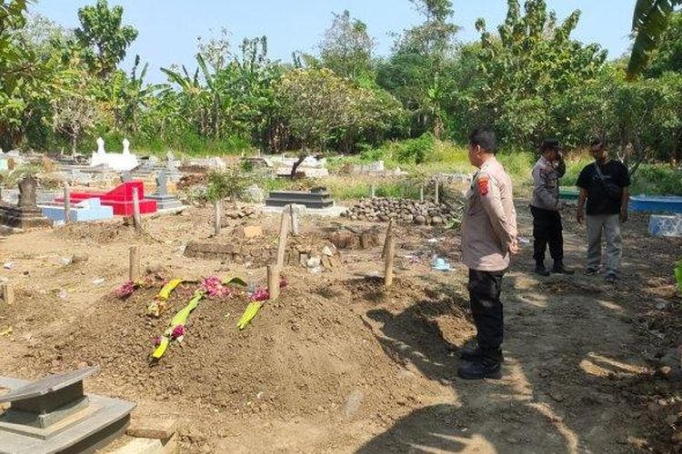 Polisi mendatangi TKP makam warga yang sempat dibongkar oleh Orang Tak Dikenal (OTK) di Desa Kubangkarang, Kecamatan Karangsembung, Kabupaten Cirebon, Jumat (4/8/2023). 