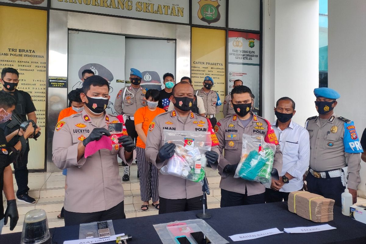 Konferensi pers penggerebekan pabrik ekstasi rumahan di kawasan Cipondoh, Tangerang, Rabu (30/9/2020) di Polres Tangerang Selatan.