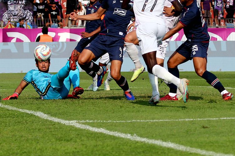 Penjaga gawang Arema FCAdixi Lenzivio jatuh bangun menghalau tendangan pemain Persik Kediri saat pertandingan pekan ke-3 Liga 1 2023-2024 yang berakhir dengan skor 5-2 di Stadion Brawijaya Kediri, Sabtu (15/7/2023) sore WIB.