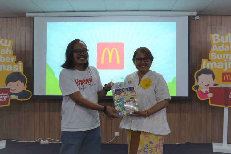 Simbolis penyerahan buku bacaan anak adri McDonald's Indonesia ke Forum Taman Bacaan Masyarakat. 
