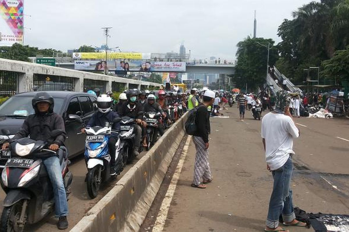 Kendaraan yang sudah mulai melintas di Jalan Gatot Subroto depan Gedung DPR RI, Jakarta Pusat, Selasa (21/2/2017) sekitar pukul 14.10. Sebelumnya sejak pukul 11.00, jalan ini ditutup untuk arus lalu lintas terkait adanya aksi unjuk rasa 212.