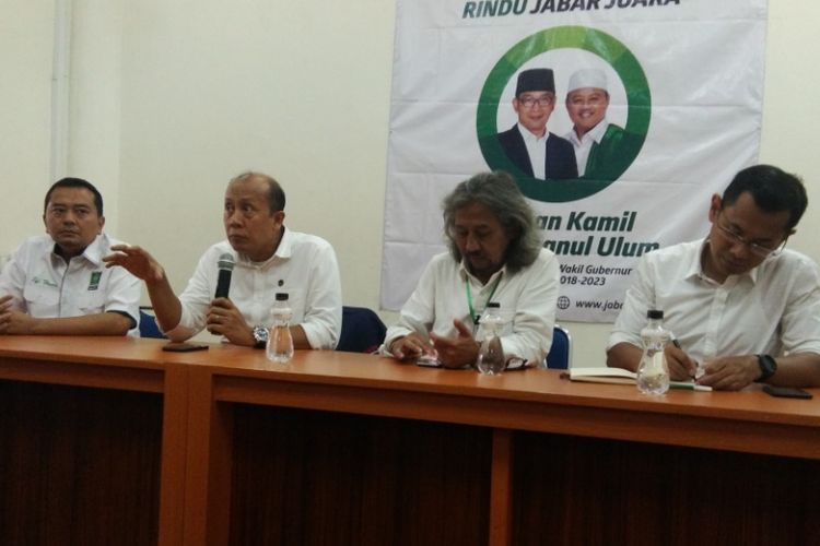 (Kiri-kanan) Ketua DPW PKB Syaiful Huda, Ketua DPW Partai NasDem Saan Mustopa, Dewan Penasihat pasangan Ridwan-Uu Aat Suratin, dan Wakil Ketua Tim Pemenangan pasangan Rindu, Arfi Rafnialdi, saat hadir dalam konferensi pers rapat akbar pasangan Ridwan Kamil-Uu Ruzhanul di Sasana Budaya Ganesha (Sabuga) Bandung, Kamis (8/2/2018).