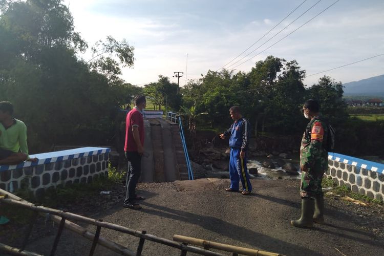 Aparat meninjau Jembatan Kweden di Dusun Jawuh, Desa Kweden,  Kecamatan Ngetos, Kabupaten Nganjuk, Jawa Timur yang roboh, Sabtu (13/3/2021). 