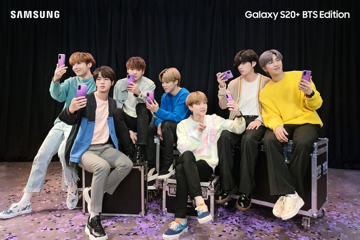 Grup musik BTS menggenggam Galaxy S20 Plus edisi spesial BTS.