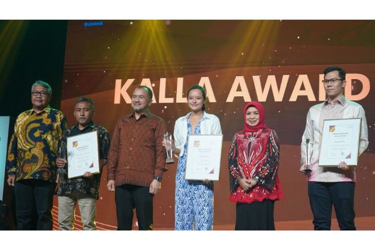 KALLA Group memberikan penghargaan kepada Prof Dr Nurhayati Rahman, MHum, Melati Wijsen, dan Revata Utama dalam gelaran Kalla Award 2022. 